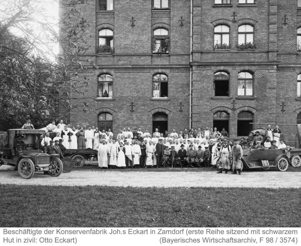 Beschäftigte der Konservenfabrik Johs. Eckart in Zamdorf, erste Reihe sitzend mit schwarzem Hut: Otto Eckart (Schlachthofbetrieb)